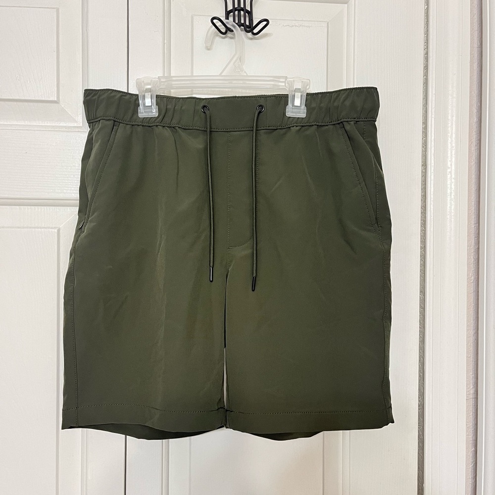 Men’s Elastic Waist Pull-On Shorts- Size: M